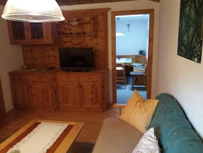 Fernseher, Tischtennisplatte, BĂŒcher, Drucker