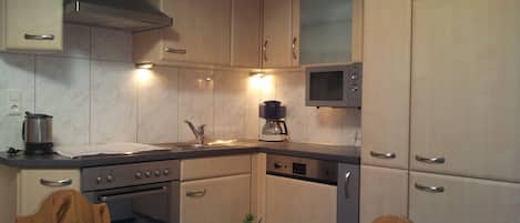 Frigorifero, microonde, forno, piano cottura