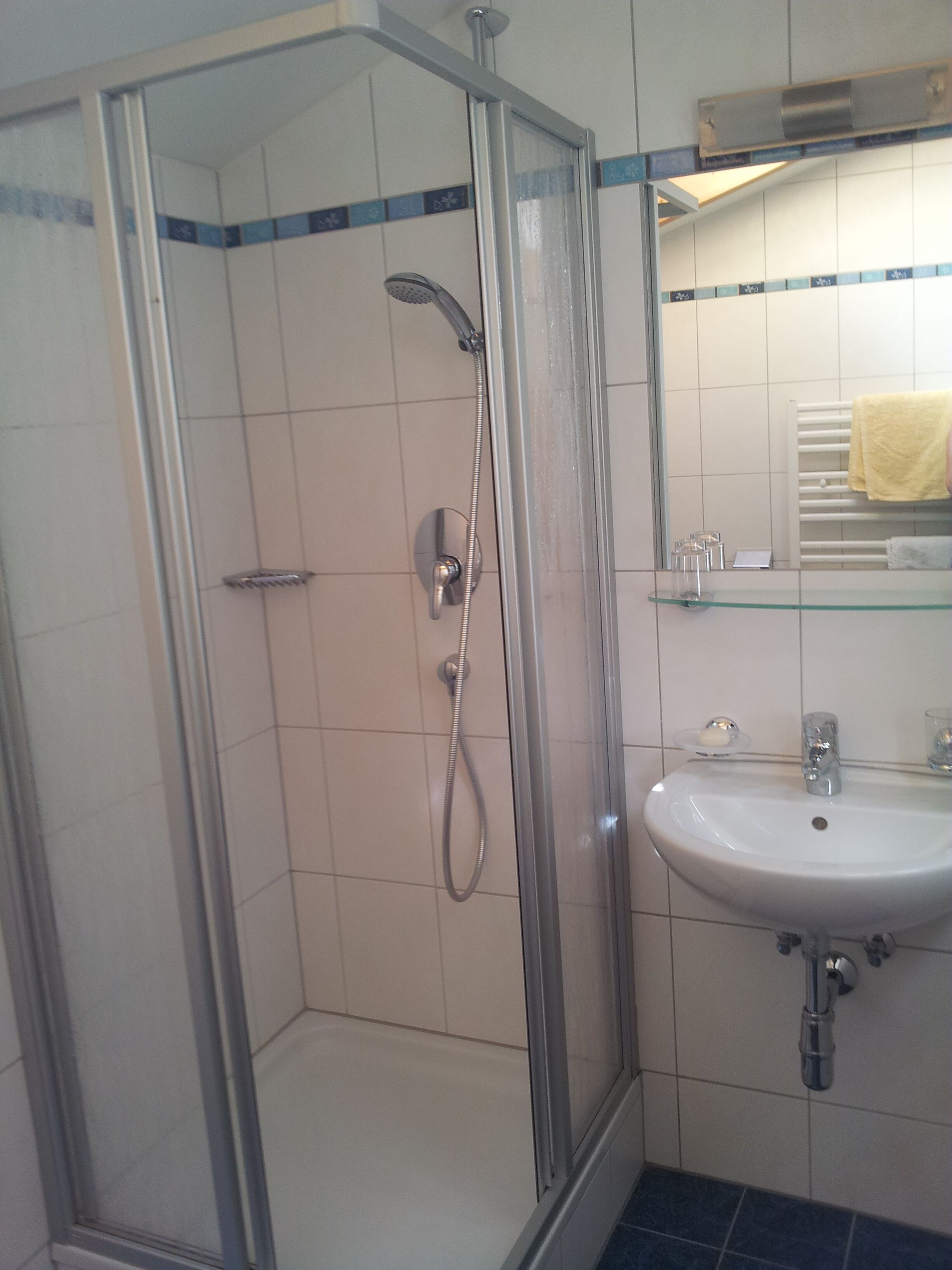 Regadera, secadora de cabello, bidet, toallas 