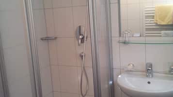 Regadera, secadora de cabello, bidet, toallas