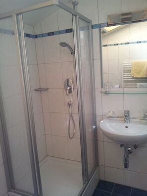 Shower, hair dryer, bidet, towels - Holiday home with animals, herbs, and natural wonder (Landeck)