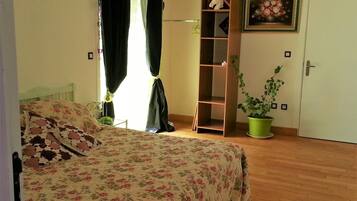 3 slaapkamers, een bureau, reisbedje, wifi