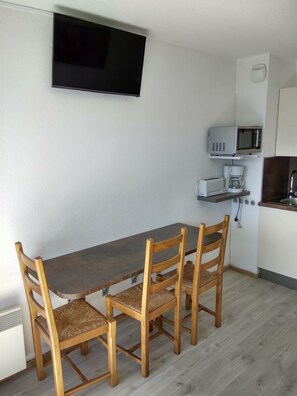 Dining - Apartment facing south, magnificent views, secure private garage (Font-Romeu-Odeillo-Via)