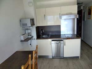 Fridge, microwave, oven, stovetop - Apartment facing south, magnificent views, secure private garage (Font-Romeu-Odeillo-Via)