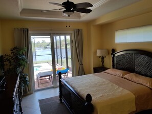 3 bedrooms, iron/ironing board, free WiFi, bed sheets - Luxury villa with waterfront, boat dock and heated pool! (Port Charlotte)