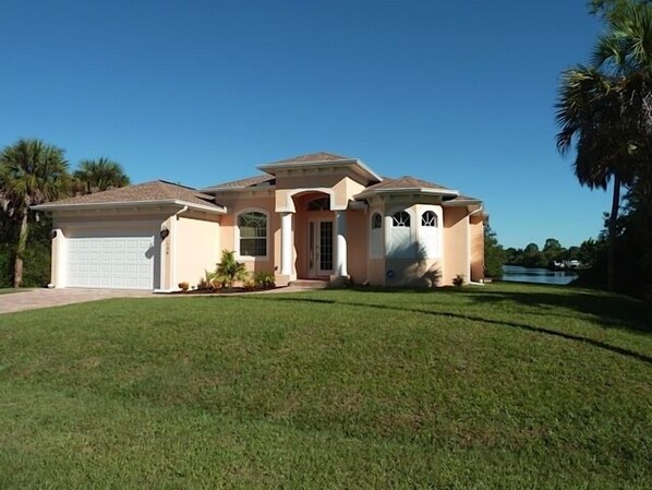 Exterior - Luxury villa with waterfront, boat dock and heated pool! (Port Charlotte)