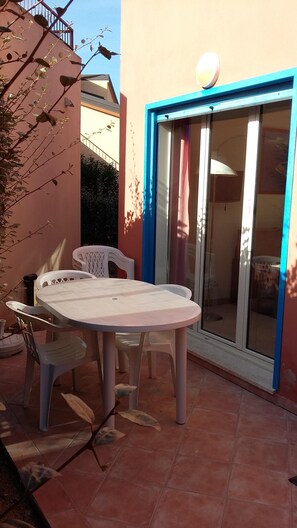 Outdoor dining - Apartment sleeps 6 in a residence near the sea in Lozari (Palasca)