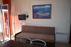 TV - Apartment sleeps 6 in a residence near the sea in Lozari (Palasca)