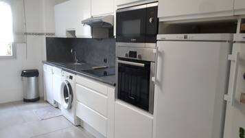 Een koelkast, een microgolfoven, een oven, een kookplaat