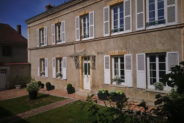Façade du Gîte Le Jardin Secret