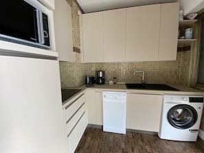 Réfrigérateur, micro-ondes, plaque de cuisson, cafetière/bouilloire
