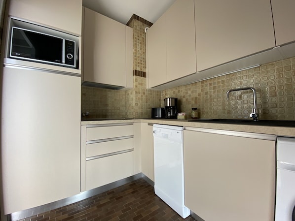 Coffee/tea maker, fridge, microwave, cookware/dishes/utensils