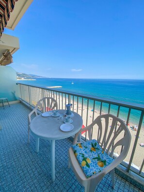 Outdoor dining - George V Top-floor studio with amazing sea view (Menton)