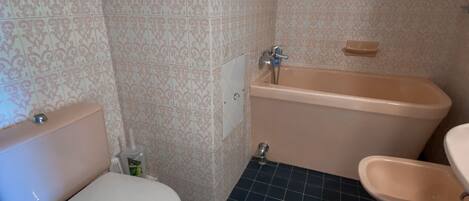 Bathtub, towels