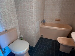 Baignoire, serviettes fournies, papier toilette