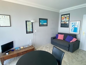 TV - George V Top-floor studio with amazing sea view (Menton)