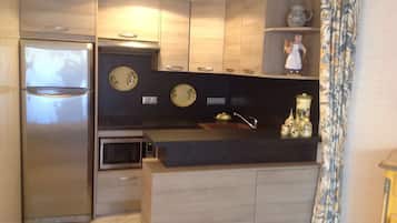 Køleskab, mikrobølgeovn, ovn, kogeplade