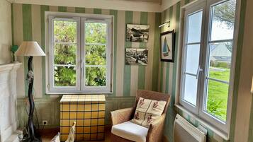 Televisio, takka, kirjoja