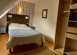 4 bedrooms, iron/ironing board, free WiFi