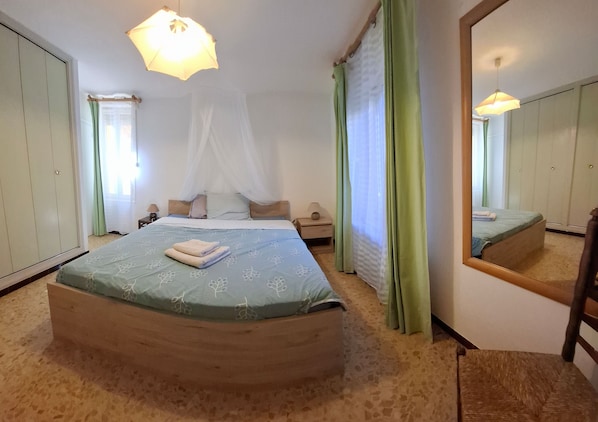 1 bedroom, iron/ironing board, internet, bed sheets