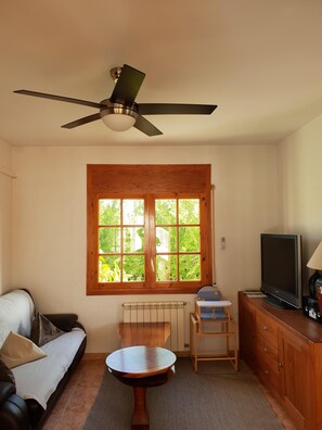 TV, bøker og stereoanlegg