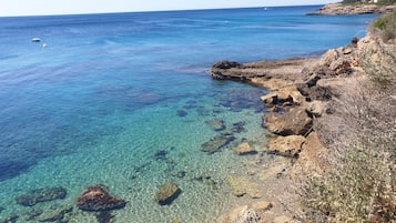 Una spiaggia nelle vicinanze