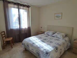 2 chambres, fer et planche à repasser, accès Internet, draps fournis