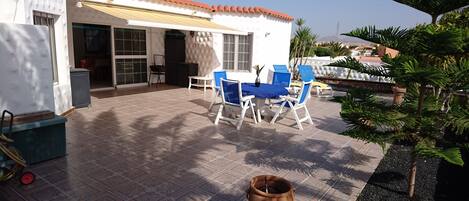 تناول الطعام بالخارج