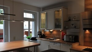 Kaffetrakter/tekoker, kjøleskap, mikrobølgeovn og ovn