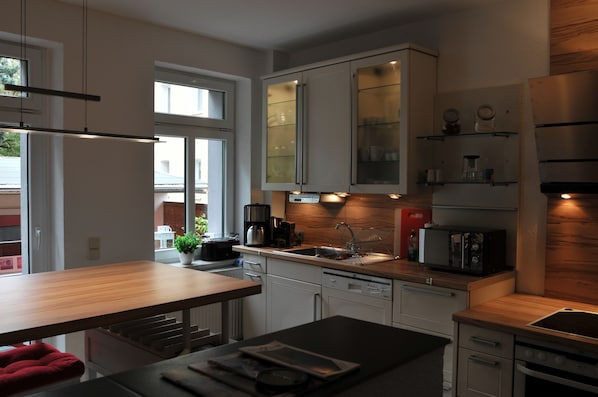 Kylskåp, mikrovågsugn, ugn och spishäll