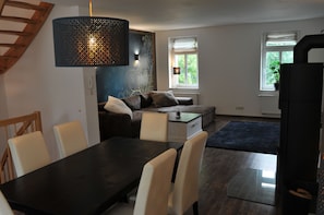 Smart-tv, eldstad, dvd-spelare och en stereo