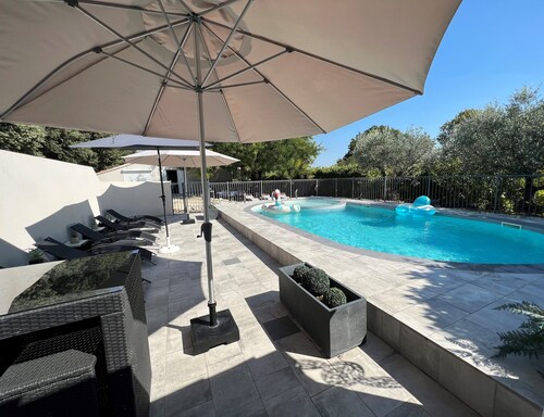 "LA MAISON SOUS LES CHENES" AV PISCINE CONTEMPORAINE A DOUBLE BASSIN