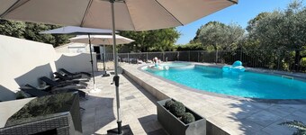 THE HOUSE UNDER THE OAKS WITH CONTEMPORARY DOUBLE POOL