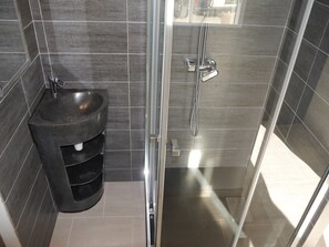 Douche, sèche-cheveux, serviettes fournies