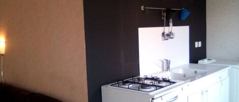 Frigorifero, microonde, piano cottura, lavastoviglie