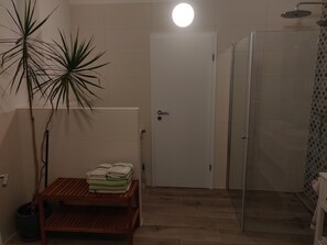 Dusch, hårtork, handdukar och toalettpapper
