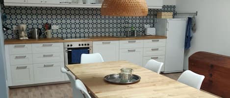 Fridge, oven, stovetop, dishwasher