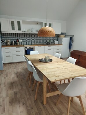 Réfrigérateur, un four, surface de cuisson, lave-vaisselle