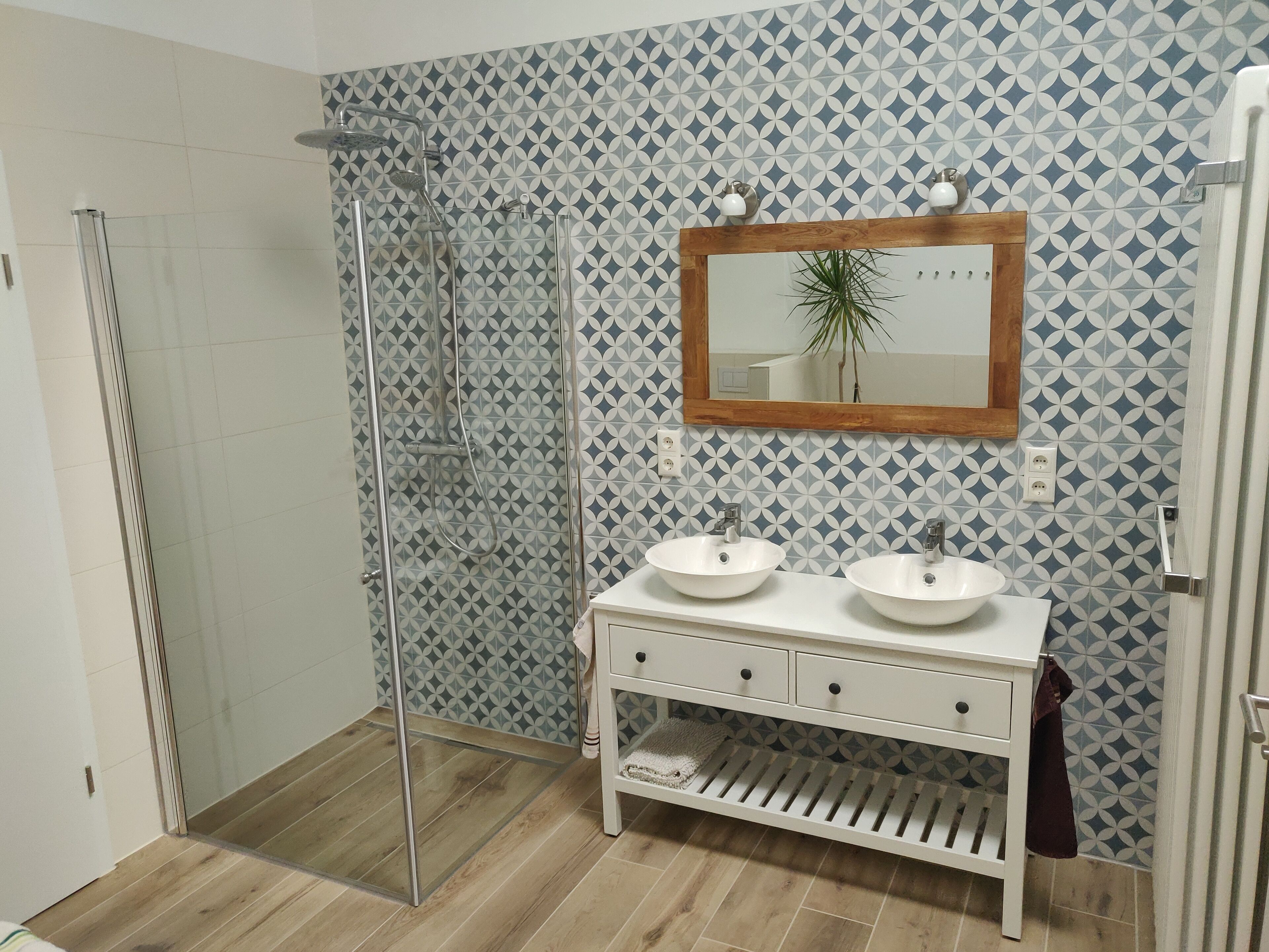 Regadera, secadora de cabello, toallas, papel de baño 
