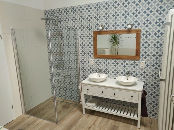 Shower, hair dryer, towels, toilet paper - Vacation apartment in the classic city – here you will relax & live peacefully (Thüringen)