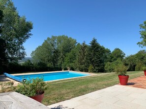 Una piscina al aire libre, una piscina climatizada