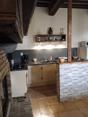 Réfrigérateur, micro-ondes, four, plaque de cuisson