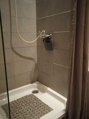 Shower, toilet paper - hamlet house of Judgment (Bernac-Dessus)