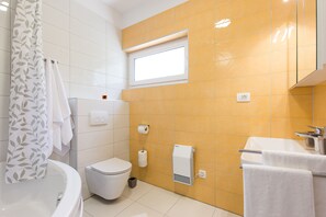 Duschwanne, Haartrockner, Handtücher, Seife