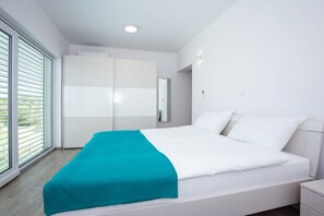 4 Schlafzimmer, Zimmersafe, Schreibtisch, Bügeleisen/Bügelbrett