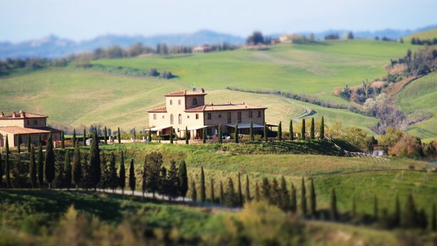 A countryside villa with a large house and smaller buildings, surrounded by rolling hills and trees. - Fantastic apartment with terrace and pool overlooking Volterra (Volterra (PI))