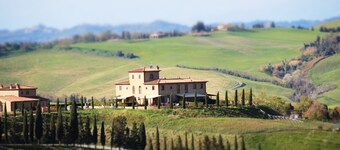 Fantastic apartment with terrace and pool overlooking Volterra