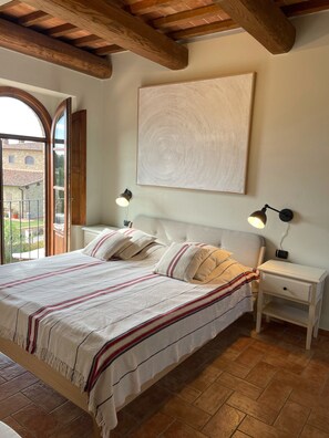 3 bedrooms, iron/ironing board, travel crib, free WiFi - Fantastic apartment with terrace and pool overlooking Volterra (Volterra (PI))