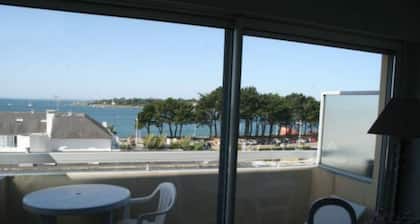 Yksiö kauniilla merinäköalalla. ERITTÄIN 50 m rannalta ILMAISEKSI