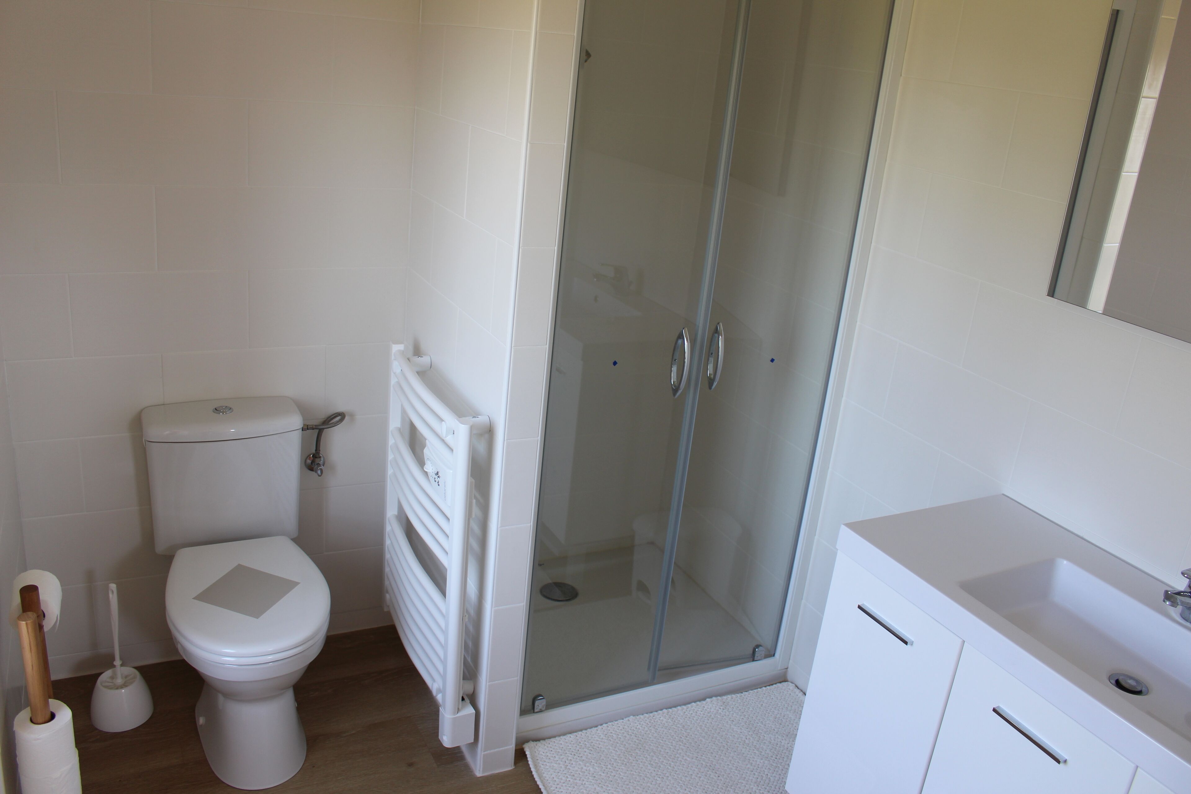 Un bagno moderno con il water, doccia e lavandino.